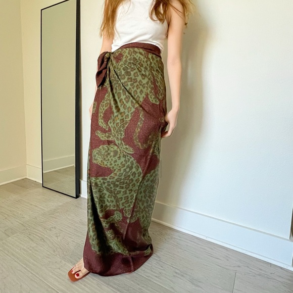 Vintage YSL Mega Silk Scarf in panther print - Picture 4 of 15